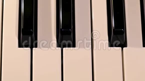 钢琴琴键的特写镜头视频的预览图