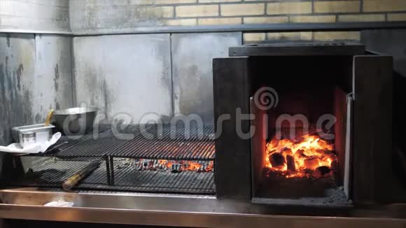 阿根廷烤架餐厅烧烤炉和烤架准备牛排馆神户牛肉牛排视频的预览图