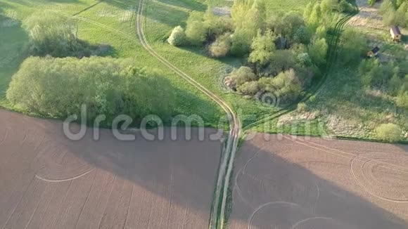 美丽的春天农田景观与道路空中视频的预览图