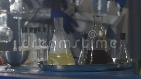 科学家和他的助手在一个地下慢动作实验室进行化学实验视频的预览图