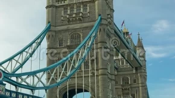 早上的伦敦塔桥潘和倾斜视频的预览图