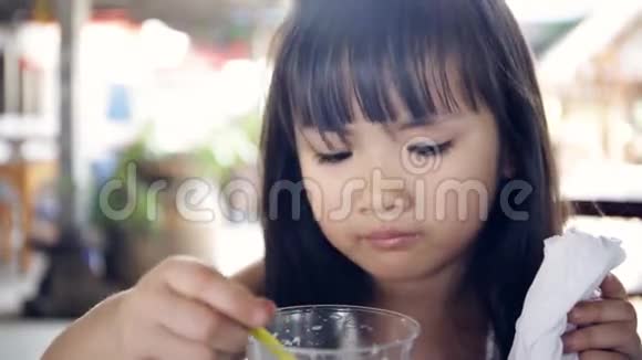 快乐的亚洲孩子喜欢冰淇淋视频的预览图