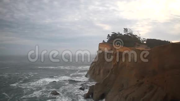 太平洋俄勒冈州基万达角沿太平洋沿岸用多云天空和桑迪海滩拍打海浪的全景电影1080p视频的预览图