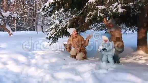 带着孩子在冬天玩耍的年轻父母视频的预览图