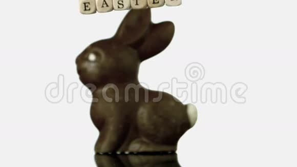 在巧克力兔子面前写着复活节的信视频的预览图