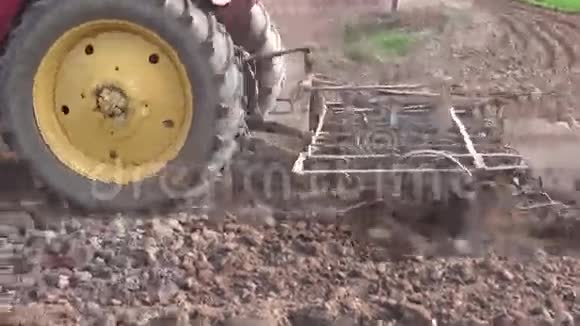 农用拖拉机用金属耙犁春田视频的预览图