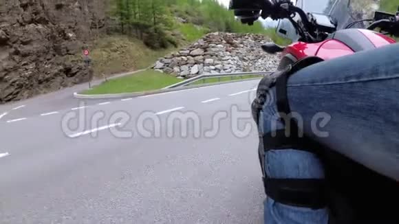 摩托车手沿着风景山曲线路行驶侧视POV视频的预览图