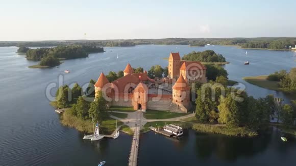 夏季特拉凯城堡的鸟瞰图立陶宛湖泊上美丽的城堡视频的预览图