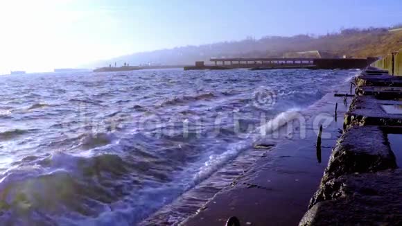 波浪在防波堤上断裂视频的预览图