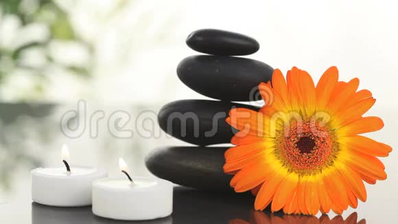 黑色的石头蜡烛和向日葵视频的预览图
