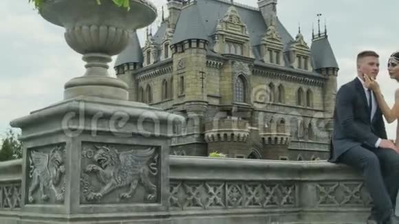 快乐美丽的新娘和新郎走在城堡附近视频的预览图