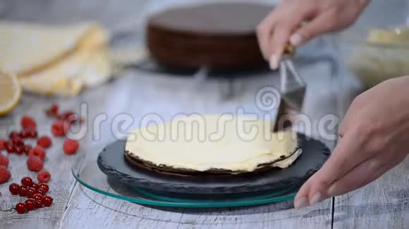巧克力蜜层蛋糕梅多维克专业的糖果师做美味的蛋糕视频的预览图