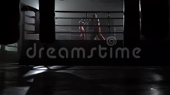 戒指里的两个人在黑暗中打架慢动作视频的预览图