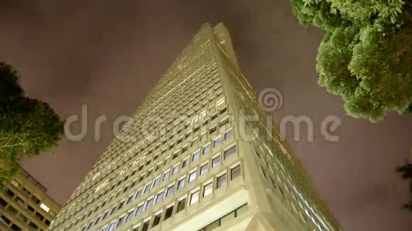 旧金山夜间跨美建筑的时间流逝视频的预览图