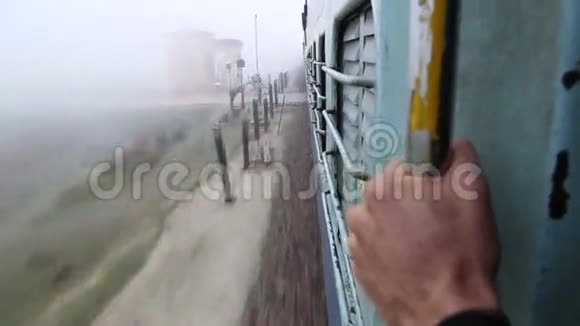 从火车门乘坐火车时观看火车视频的预览图