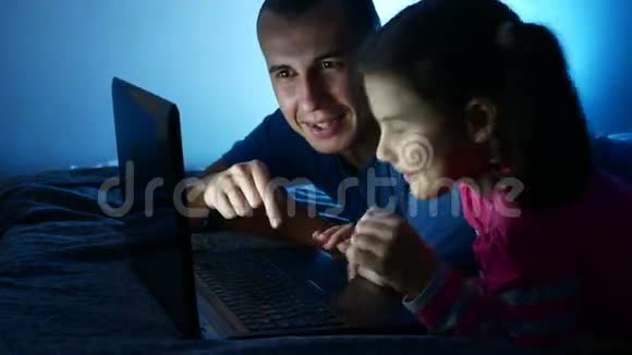 少女和父女在笔记本电脑上工作上网玩网络娱乐游戏视频的预览图