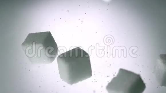 糖块落在白色表面视频的预览图