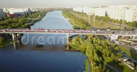 河上的桥交通拥挤视频的预览图