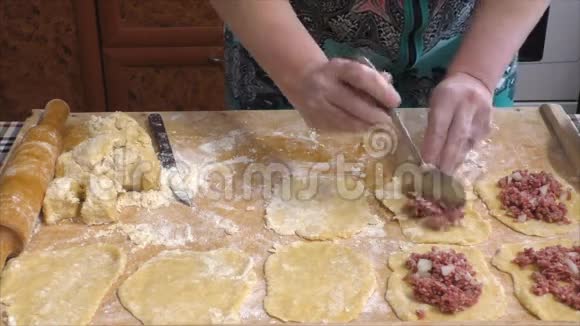 女人准备吃肉馅饼视频的预览图