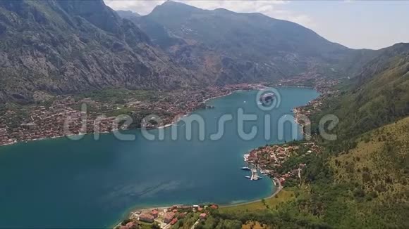 黑山Kotor湾浮船的鸟瞰图视频的预览图