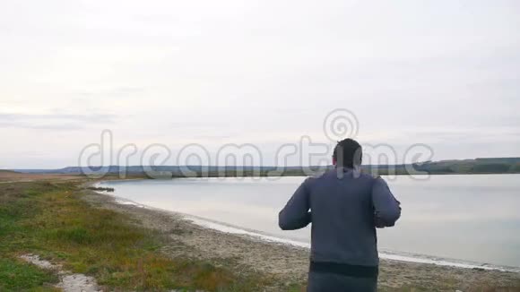 跑步运动员穿着一套运动男服跑步的目的是了解风景的本质视频的预览图
