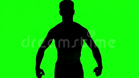 一个男人在绿色屏幕上展示肌肉的剪影视频的预览图