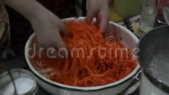 厨房里一个女人的衣橱准备了辛辣的胡萝卜沙拉视频的预览图