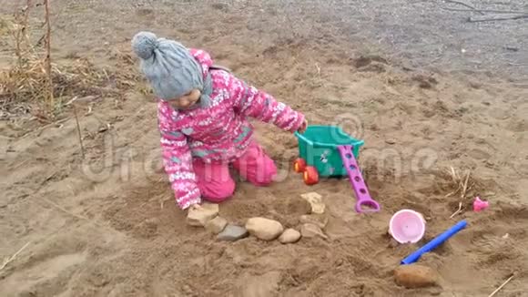 小女孩在海岸石头上玩视频的预览图