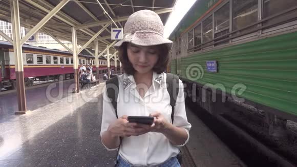 慢动作旅行者背包族亚洲妇女在泰国曼谷旅行视频的预览图