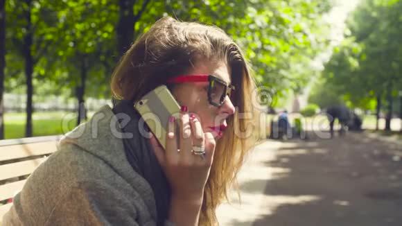 年轻女性用智能手机说话的肖像视频的预览图
