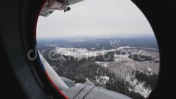 窗外直升机在雪地上的视野视频的预览图