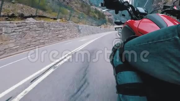 摩托车手沿着风景山曲线路行驶侧视POV视频的预览图
