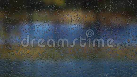 雨滴在家里的窗户玻璃上闪着闪电视频的预览图