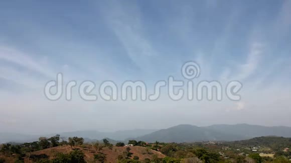 泰国风景的时间流逝山丘上有着浑浊的蓝天视频的预览图