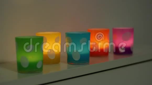 蜡烛罐子闪烁五颜六色视频的预览图