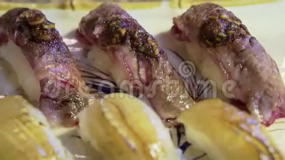 视频烧烤比目鱼鱼和牛肉烧烤奈吉日寿司视频的预览图