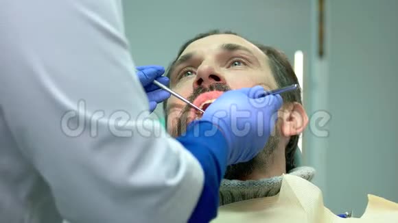 在牙医那微笑的人视频的预览图
