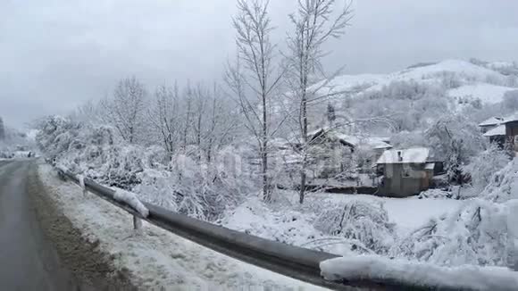 冬天雪覆盖了山上的村庄视频的预览图