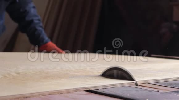 圆台锯切木头视频的预览图