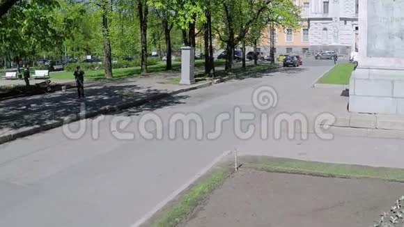 圣彼得堡彼得大帝的四架直升机射击纪念碑慢动作视频的预览图