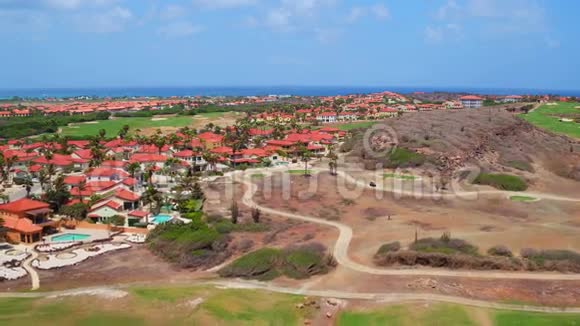 从加勒比海阿鲁巴岛的高尔夫球场起飞视频的预览图