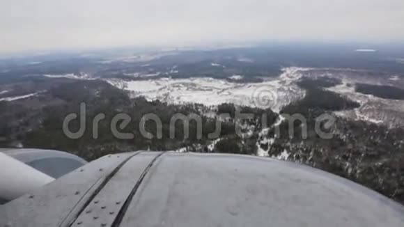 从直升机上看到冬天下雪视频的预览图