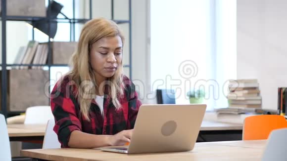 在笔记本电脑上工作的黑人妇女视频的预览图