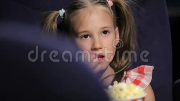 小女孩在电影院看电影视频的预览图