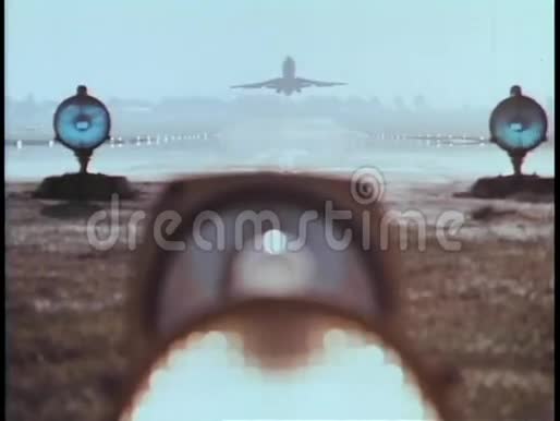 从跑道起飞的飞机视频的预览图