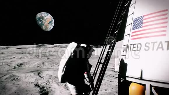 宇航员爬上楼梯返回登月者视频的预览图