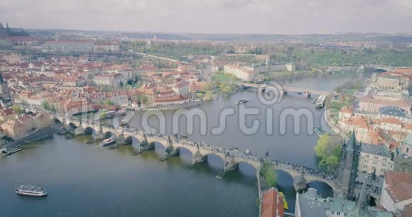 布拉格之桥著名的查尔斯桥横跨捷克共和国维塔瓦河视频的预览图