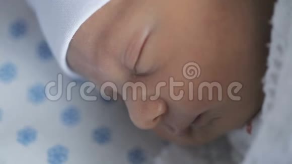 新出生的女婴在妇产医院睡觉视频的预览图