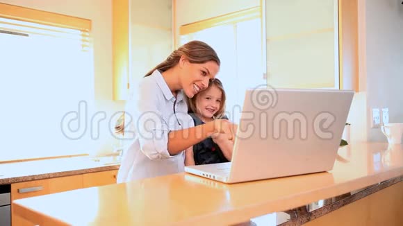 一对母女在笔记本电脑上打视频电话视频的预览图
