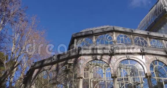 马德里著名水晶宫顶景4k晴天西班牙视频的预览图